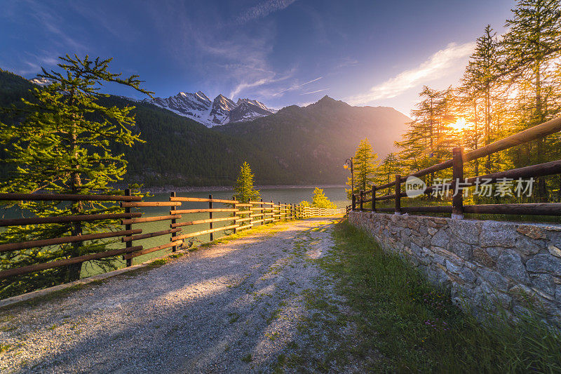 意大利，格兰帕拉迪索，格兰阿尔卑斯山脉，Ceresole湖- Dolomites之上的山区公路